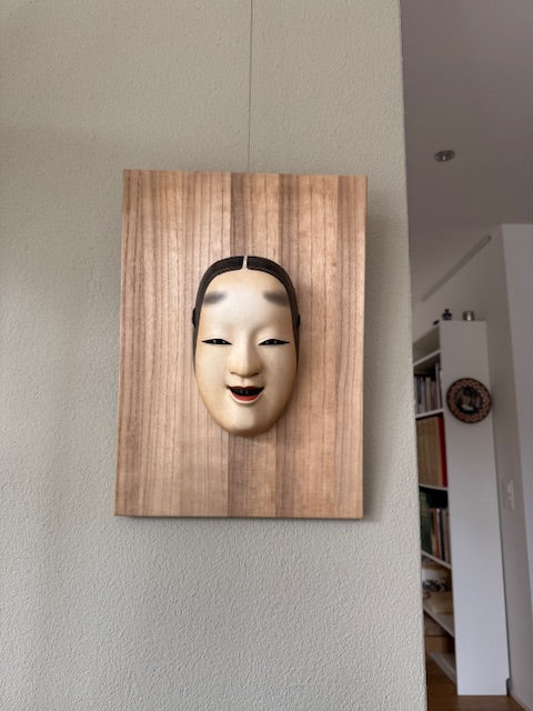 Nō-Maske Ko omote (junges Mädchen) mit Brokattasche | unbekannt (Siegel und Initialen vorhanden) | ? (frühes 20. Jahrhundert)