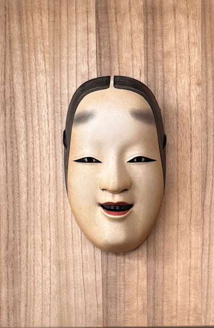 Nō-Maske Ko omote (junges Mädchen) mit Brokattasche | unbekannt (Siegel und Initialen vorhanden) | ? (frühes 20. Jahrhundert)