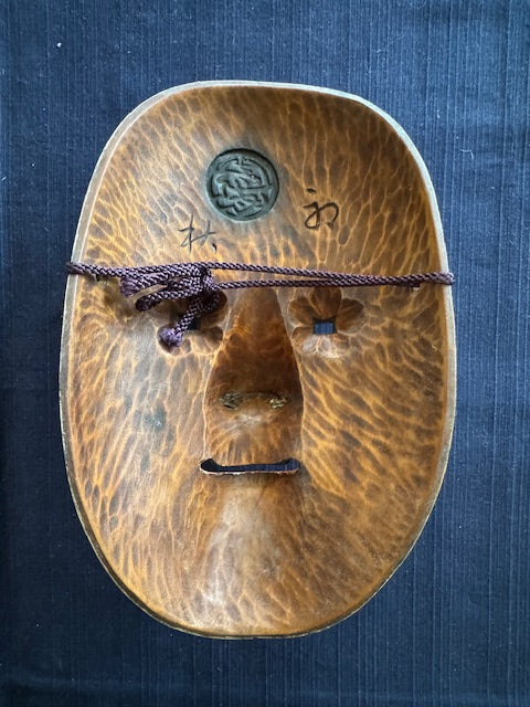 Nō-Maske Ko omote (junges Mädchen) mit Brokattasche | unbekannt (Siegel und Initialen vorhanden) | ? (frühes 20. Jahrhundert)