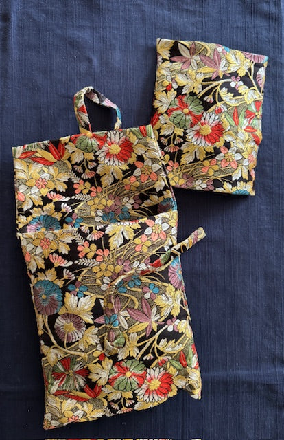 Nō-Maske Ko omote (junges Mädchen) mit Brokattasche | unbekannt (Siegel und Initialen vorhanden) | ? (frühes 20. Jahrhundert)