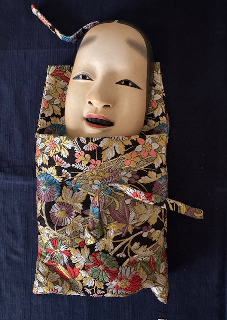 Nō-Maske Ko omote (junges Mädchen) mit Brokattasche | unbekannt (Siegel und Initialen vorhanden) | ? (frühes 20. Jahrhundert)